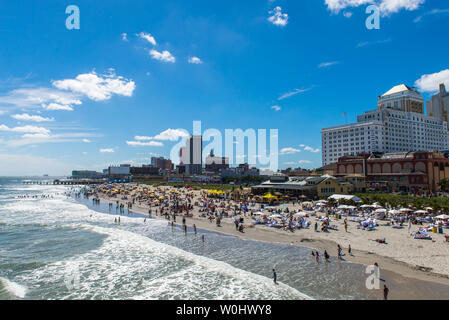 La plage peuplée de Atlantic City, New Jersey, en été Banque D'Images