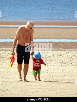 Glasgow, Scotland, UK 27 Juin, 2019. Météo France : canicule saharienne a frappé les plages de l'Ayrshire Troon en a vu une scorcher comme enfin la perspective d'un été matérialisées. Credit : Gérard Ferry/ Alamy Live News Banque D'Images