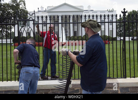 Installer d'autres travailleurs monte à la Maison Blanche clôture dans un effort pour empêcher les cavaliers de clôture, à Washington, D.C., juillet 1, 2015. Les pointes font partie de mesures temporaires visant à mettre fin à l'augmentation récente de cavaliers de clôture et autres intrus à la Maison Blanche. Kevin Dietsch/UPI Banque D'Images