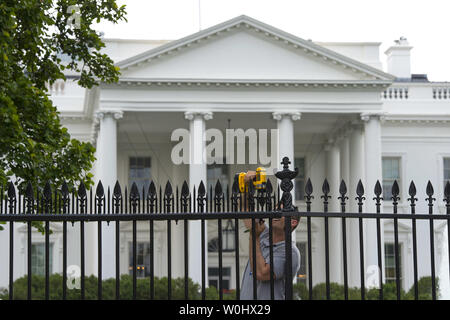 Les travailleurs d'un installe des monte à la clôture de la Maison blanche afin de dissuader les cavaliers de clôture, à Washington, D.C., juillet 1, 2015. Les pointes font partie de mesures temporaires visant à mettre fin à l'augmentation récente de cavaliers de clôture et autres intrus à la Maison Blanche. Kevin Dietsch/UPI Banque D'Images