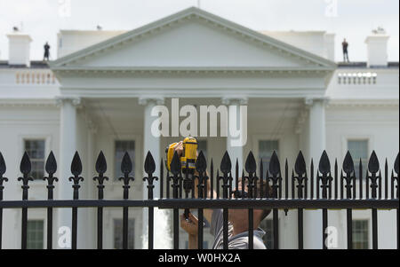 Les travailleurs d'un installe des monte à la clôture de la Maison blanche afin de dissuader les cavaliers de clôture, à Washington, D.C., juillet 1, 2015. Les pointes font partie de mesures temporaires visant à mettre fin à l'augmentation récente de cavaliers de clôture et autres intrus à la Maison Blanche. Kevin Dietsch/UPI Banque D'Images