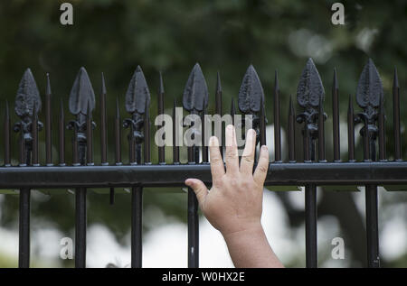 Les travailleurs d'un installe des monte à la clôture de la Maison blanche afin de dissuader les cavaliers de clôture, à Washington, D.C., juillet 1, 2015. Les pointes font partie de mesures temporaires visant à mettre fin à l'augmentation récente de cavaliers de clôture et autres intrus à la Maison Blanche. Kevin Dietsch/UPI Banque D'Images