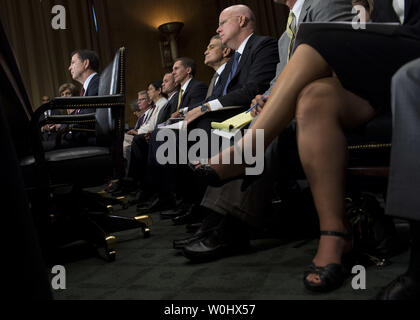 Le Directeur du FBI, James Comey témoigne lors d'une audience du Comité judiciaire du Sénat va "Dark : chiffrement, la technologie et l'équilibre entre la sécurité publique et de la vie privée," sur la colline du Capitole à Washington, D.C., le 8 juillet 2015. Photo par Kevin Dietsch/UPI Banque D'Images