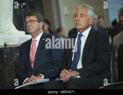 Le Secrétaire à la défense, Ashton Carter (L) et ancien ministre de la Défense Chuck Hagel, assister à la cérémonie de commémoration du Congrès en l'honneur du 50e anniversaire de la guerre du Vietnam, sur la colline du Capitole à Washington, D.C., le 8 juillet 2015. Photo par Kevin Dietsch/UPI Banque D'Images