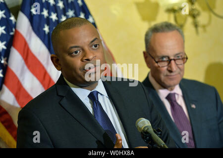 Le ministre des Transports, M. Anthony Foxx (L), rejoint par le sénateur Charles Schumer, D-N.Y. parle sur le Highway Trust Fund Loi sur la colline du Capitole à Washington, D.C. le 9 juillet 2105. Photo par Kevin Dietsch, UPI Banque D'Images