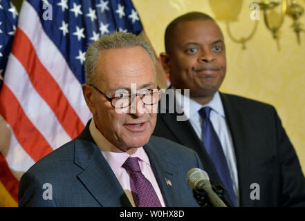 Le sénateur Charles Schumer, D-N.Y., rejoint par le ministre des Transports, M. Anthony Foxx, sur le Highway Trust Fund Loi sur la colline du Capitole à Washington, D.C. le 9 juillet 2105. Photo par Kevin Dietsch, UPI Banque D'Images