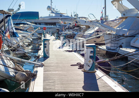 Yachts amarrés charching avec du carburant et l'électricité de Plaisance de Cannes, France Banque D'Images