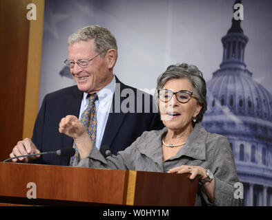 La sénatrice Barbara Boxer (D-CA), (R), rend les commentaires comme le sénateur James Imhofe (R-OK) est à l'écoute sur une législation bipartisane à poursuivre le financement de l'autoroute Fédérale d'affectation spéciale, à la capitale américaine, le 30 juillet 2015, à Washington, DC. Le Congrès semble prête à passer un 'patch' dépenses temporaires étant donné que la Chambre a déjà ajourné pour l'été. Photo de Mike Theiler/UPI Banque D'Images