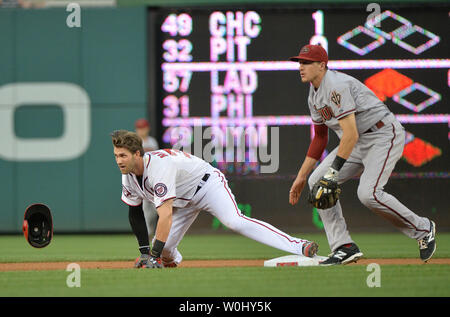 Nationals de Washington droit fielder Bryce Harper glisse dans la deuxième base contre Arizona Diamondbacks shortstop Nick Ahmed (13) après avoir frappé un double dans la première manche au Championnat National Park de Washington, D.C. le 4 août 2015. Photo par Kevin Dietsch/UPI Banque D'Images