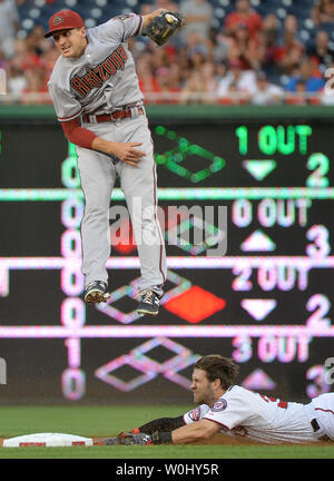 Nationals de Washington droit fielder Bryce Harper glisse dans la deuxième base en Arizona Diamondbacks shortstop Nick Ahmed (13) ne peuvent pas apporter la balle dans la première manche au Championnat National Park de Washington, D.C. le 4 août 2015. Photo par Kevin Dietsch/UPI Banque D'Images