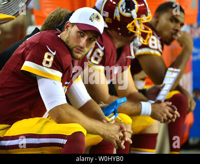 Redskins de Washington quarterback Kirk Cousins (8) est visible sur le banc comme les Redskins jouer la le Jacksonville Jaguars à FedEx Field à Washington, D.C. le 3 septembre 2015. Photo par Kevin Dietsch/UPI Banque D'Images
