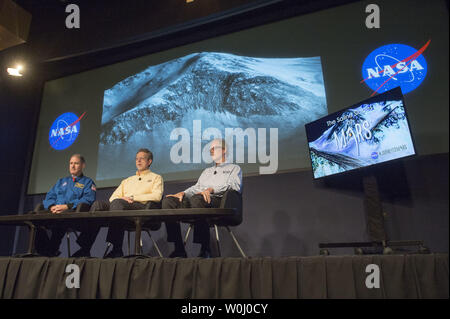 De gauche à droite, John M. Grunsfeld, Administrateur associé pour la direction des missions scientifiques à la NASA, Jim Green, directeur de la science planétaire de la NASA et Michael Meyer, scientifique en chef pour le programme d'exploration de Mars au siège de la NASA, annoncer que la NASA a confirmé que l'eau liquide s'écoule sur la surface de Mars, lors d'une conférence de presse au siège de la NASA à Washington, D.C. le 28 septembre 2015. De la NASA Mars Reconnaissance Orbiter (MRO) a fourni la preuve la plus solide encore que l'eau liquide coule par intermittence sur l'actuelle Mars qui ouvre de l'idée que la vie d'une certaine sorte Banque D'Images