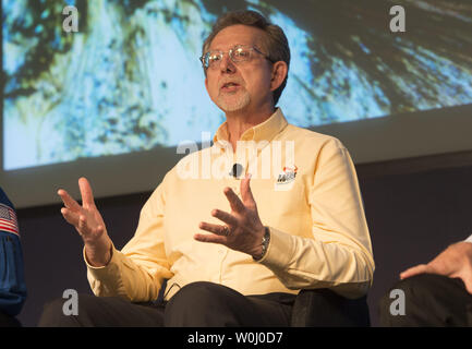 Jim Green, directeur de la science planétaire de la NASA, prend la parole à une conférence de presse pour annoncer que la NASA a confirmé que l'eau liquide s'écoule sur la surface de Mars, au siège de la NASA à Washington, D.C. le 28 septembre 2015. De la NASA Mars Reconnaissance Orbiter (MRO) a fourni la preuve la plus solide encore que l'eau liquide coule par intermittence sur l'actuelle Mars qui ouvre de l'idée que la vie d'une certaine sorte peuvent exister maintenant ou dans le passé sur Mars. Photo par Kevin Dietsch/UPI Banque D'Images