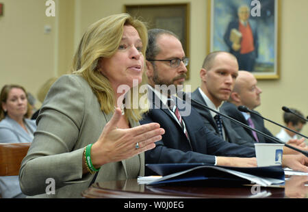 De gauche à droite, le Dr Ellen Stofan, .Expert scientifique en chef, la NASA, le Dr Jonathan Lunine, Directeur, Cornell Center for Astrophysics and Planetary Science, Cornell University, le Dr Jacob Bean.Professeur adjoint, Département d'astronomie et d'Astrophysique, Université de Chicago, et le Dr Andrew Siemion.Directeur, Centre de recherche SETI, Université de Californie, Berkeley, témoignent de la recherche de formes de vie au-delà de la terre au cours d'une audience du comité scientifique de la Chambre sur la colline du Capitole à Washington, D.C. le 29 septembre 2015. Photo par Kevin Dietsch/UPI Banque D'Images