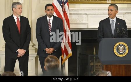 Le président américain, Barack Obama (R) rend les commentaires comme il remercie le secrétaire sortant de l'éducation Arne Duncan (L) pour son service et se félicite de prête-nom John B. King, Jr., avant Obama tiendra une conférence de presse dans la salle à manger d'état de la Maison Blanche, le 2 octobre 2015, à Washington, DC. Ensuite, Obama a répondu aux questions sur la sécurité des armes à feu, l'intervention de la Russie en Syrie et en relation avec le Congrès républicain. Photo de Mike Theiler/UPI Banque D'Images
