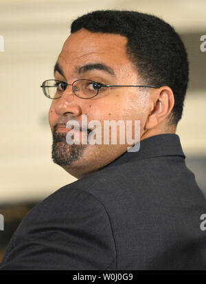 Secrétaire de l'éducation représentant John B. King, Jr. tourne pour écouter une question au président américain Barack Obama lors d'une conférence de presse, dans la salle à manger d'état de la Maison Blanche, le 2 octobre 2015, à Washington, DC. Obama a répondu aux questions sur la sécurité des armes à feu, l'intervention de la Russie en Syrie et en relation avec le Congrès républicain. Photo de Mike Theiler/UPI Banque D'Images