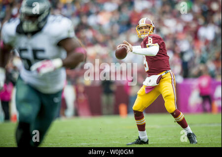 Redskins de Washington' quarterback Cousins Kirk revient à passer au deuxième trimestre contre les Philadelphia Eagles à FedExField le 4 octobre 2015 à Landover, Maryland. Photo par Pete Marovich/UPI Banque D'Images