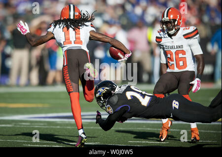 Cleveland Browns' wide receiver, Travis, Benjamin est déclenché jusqu'au quatrième trimestre l'action contre les Ravens de Baltimore à M&M Bank Stadium le 11 octobre 2015 à Baltimore, Maryland. Cleveland a gagné le match 33-30. Photo par Pete Marovich/UPI Banque D'Images