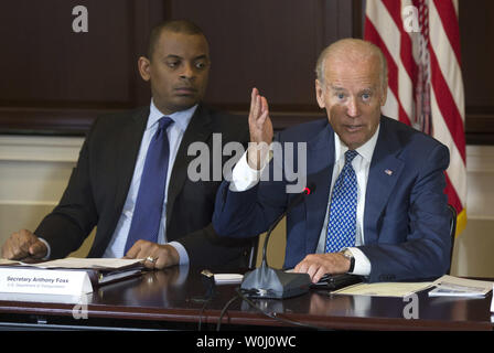 Le vice-président Joe Biden, rejoint par le ministre des Transports, M. Anthony Foxx, offre d'ouverture de la construction de la Maison Blanche, Table ronde sur l'Initiative de l'investissement de l'Amérique dans le Eisenhower Executive Office Building, à Washington, D.C. le 14 octobre 2015. La Table ronde sur l'Initiative de la construction d'investissement Amérique souligne les efforts de l'Administration de réunir les organismes fédéraux, étatiques et locales, et les investisseurs privés à financer et construire des projets d'infrastructures clés. Photo par Kevin Dietsch/UPI Banque D'Images