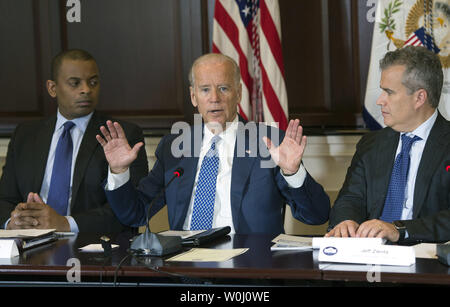 Le vice-président Joe Biden, rejoint par le ministre des Transports, M. Anthony Foxx (L) et Jeffrey Zients, Conseil économique national et conseiller économique du président Obama, offre d'ouverture de la construction de la Maison Blanche, Table ronde sur l'Initiative de l'investissement de l'Amérique dans le Eisenhower Executive Office Building, à Washington, D.C. le 14 octobre 2015. La Table ronde sur l'Initiative de la construction d'investissement Amérique souligne les efforts de l'Administration de réunir les organismes fédéraux, étatiques et locales, et les investisseurs privés à financer et construire des projets d'infrastructures clés. Photo par Kevin Dietsch/UPI Banque D'Images