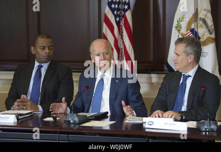 Le vice-président Joe Biden, rejoint par le ministre des Transports, M. Anthony Foxx (L) et Jeffrey Zients, Conseil économique national et conseiller économique du président Obama, offre d'ouverture de la construction de la Maison Blanche, Table ronde sur l'Initiative de l'investissement de l'Amérique dans le Eisenhower Executive Office Building, à Washington, D.C. le 14 octobre 2015. La Table ronde sur l'Initiative de la construction d'investissement Amérique souligne les efforts de l'Administration de réunir les organismes fédéraux, étatiques et locales, et les investisseurs privés à financer et construire des projets d'infrastructures clés. Photo par Kevin Dietsch/UPI Banque D'Images