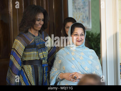 La Première Dame Michelle Obama escorts Kalsoom Nawaz Sharif, épouse du Premier Ministre pakistanais Nawaz Sharif et Mariam Safdar, fille du Pakistan Le Premier Ministre Nawaz Sharif, au cours de l'événement en faveur du "Let's Les filles apprennent d'initiative citoyenne dans la salle bleue de la Maison Blanche à Washington, DC Le 22 octobre 2015. La Première Dame a annoncé un nouveau partenariat pour l'éducation des jeunes filles au Pakistan. Photo de Pat Benic/UPI Banque D'Images