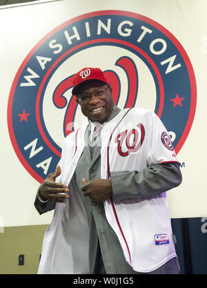 Dusty Baker est présenté comme le nouveau responsable des ressortissants de Washington par des ressortissants Directeur général Mike Rizzo, au Championnat National Park à Washington, D.C., le 5 novembre 2015. Baker est le remplacement de Manager Matt Williams qui a été licencié après les nationaux n'a pas réussi à faire les séries. Photo par Kevin Dietsch/UPI Banque D'Images