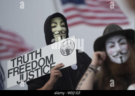 Les manifestants portant des masques de Guy Fawkes participer au masque de millions de Mars, une protestation contre l'ordre prévu de prendre part aujourd'hui à plus de 670 villes à travers le monde, à Washington, D.C., le 5 novembre 2015. Le Mars, aurait organisé par Anonyme, le "groupe hacktiviste" liés à la cyber-attaques contre les gouvernements et les sociétés multinationales, vise à protester contre le gouvernement et de dépassement de la cupidité des entreprises, entre autres griefs. Photo par Kevin Dietsch/UPI Banque D'Images