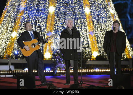 (L-R), Stephen Stills, Graham Nash et David Crosby effectuer à l'échelle nationale de l'éclairage de l'arbre de Noël sur l'Ellipse, assisté par le président américain Barack Obama et la première famille, le 3 décembre 2015, à Washington, DC. L'éclairage donne le coup d'envoi de la saison de vacances de festivités dans la capitale du pays. UPI/Mike Theiler Banque D'Images