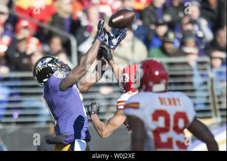 Baltimore Ravens' wide receiver Kamar Aiken tire dans une réception pour un premier vers le bas au cours du premier trimestre à l'encontre de la Kansas City Chiefs' chez M&M Bank Stadium le 20 décembre 2015 à Baltimore, Maryland. Photo par Pete Marovich/UPI Banque D'Images