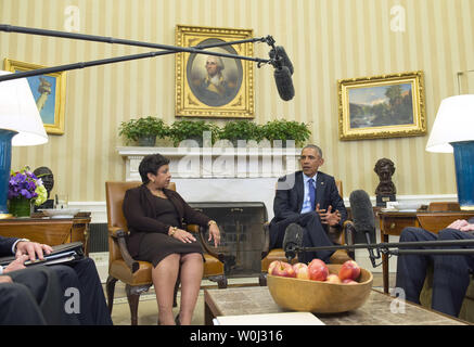 Le président Barack Obama parle aux médias qu'il est rejoint par le procureur général Loretta Lynch lors d'une réunion avec des membres de son personnel de sécurité nationale pour discuter de ce que les mesures prises par l'exécutif qu'il peut prendre pour réduire la violence par arme à feu, dans le bureau ovale à la Maison Blanche le 4 janvier 2016. Photo par Kevin Dietsch/UPI Banque D'Images