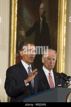 Le président Barack Obama présente son plan pour réduire la violence armée, dans l'East Room à la Maison Blanche le 5 janvier 2015 à Washington, DC. À droite est le Vice-président Joe Biden et dans l'arrière-plan est une peinture de l'un des pères fondateurs et le premier président des États-Unis George Washington. Photo de Pat Benic/UPI Banque D'Images