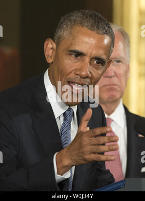 Le président Barack Obama présente son plan pour réduire la violence armée, dans l'East Room à la Maison Blanche le 5 janvier 2015 à Washington, DC. À droite est le Vice-président Joe Biden. Photo de Pat Benic/UPI Banque D'Images