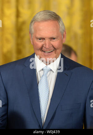 Golden State Warriors Jerry West conseiller sourit après que le président américain Barack Obama a rendu hommage aux champions NBA 2015 dans l'East Room de la Maison Blanche à Washington, DC, le 4 février 2016. À l'Ouest a été un joueur légendaire de la Los Angeles Lakers. Photo de Pat Benic/UPI Banque D'Images