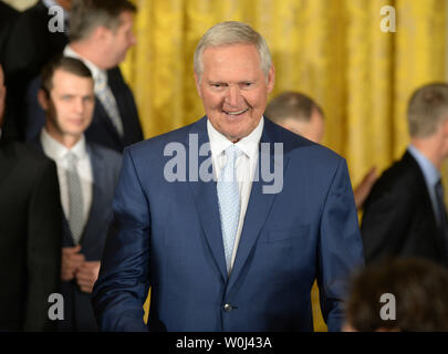 Golden State Warriors Jerry West conseiller sourit après que le président américain Barack Obama a rendu hommage aux champions NBA 2015 dans l'East Room de la Maison Blanche à Washington, DC, le 4 février 2016. À l'Ouest a été un joueur légendaire de la Los Angeles Lakers. Photo de Pat Benic/UPI Banque D'Images