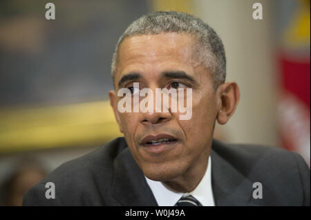 Le président Barack Obama parle aux médias qu'il rencontre avec un groupe de dirigeants des droits civils pour discuter d'un éventail de questions, y compris les efforts de l'Administration sur la réforme de la justice pénale, à la Maison Blanche, à Washington, D.C. le 18 février 2016. Photo par Kevin Dietsch/UPI Banque D'Images