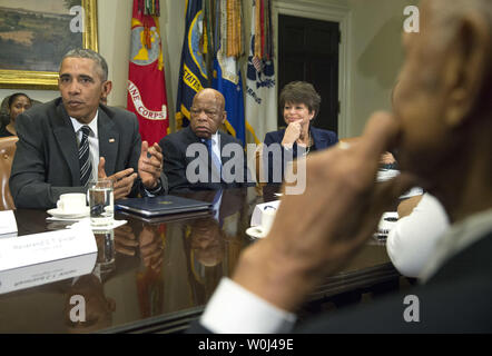 Le président Barack Obama parle aux médias qu'il rencontre avec un groupe de dirigeants des droits civils pour discuter d'un éventail de questions, y compris les efforts de l'Administration sur la réforme de la justice pénale, à la Maison Blanche, à Washington, D.C. le 18 février 2016. Le président Obama a été rejoint par le représentant John Lewis (D-GA) et Valerie Jarrett, conseiller spécial du Président. Photo par Kevin Dietsch/UPI Banque D'Images