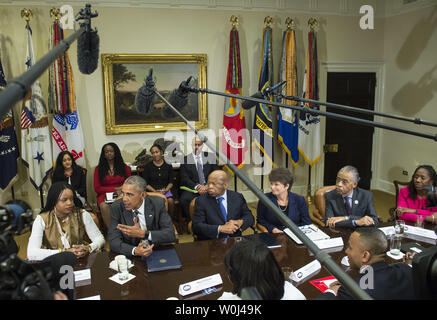 Le président Barack Obama parle aux médias qu'il rencontre avec un groupe de dirigeants des droits civils pour discuter d'un éventail de questions, y compris les efforts de l'Administration sur la réforme de la justice pénale, à la Maison Blanche, à Washington, D.C. le 18 février 2016. Photo par Kevin Dietsch/UPI Banque D'Images