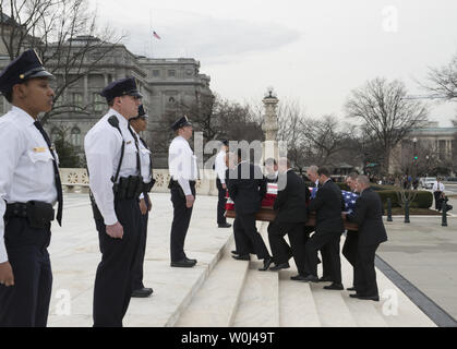 Le juge Antonin Scalia transportant le cercueil est porté dans la cour suprême de mentir au repos dans la région de Washington, DC, le 19 février 2016. Photo par Molly Riley/UPI Banque D'Images