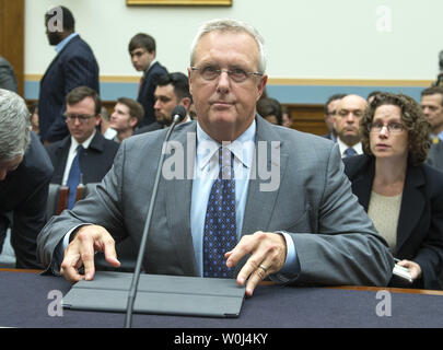 Bruce Sewell, Vice-président principal et avocat général d'Apple, Inc., témoigne sur le chiffrement des données lors d'une audience du Comité judiciaire de la Chambre, intitulé 'Le chiffrement d'équilibriste : l'équilibre entre la sécurité et la vie privée des Américains, sur la colline du Capitole à Washington le 1 mars 2016. L'audience s'inscrit dans le sillage de la demande du FBI à Apple pour déverrouiller un iPhone crypté appartenant au présumé suspect dans la fusillade de San Bernardino. Photo par Kevin Dietsch/UPI Banque D'Images