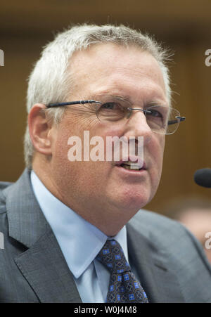 Bruce Sewell, Vice-président principal et avocat général d'Apple, Inc., témoigne sur le chiffrement des données lors d'une audience du Comité judiciaire de la Chambre, intitulé 'Le chiffrement d'équilibriste : l'équilibre entre la sécurité et la vie privée des Américains, sur la colline du Capitole à Washington le 1 mars 2016. L'audience s'inscrit dans le sillage de la demande du FBI à Apple pour déverrouiller un iPhone crypté appartenant au présumé suspect dans la fusillade de San Bernardino. Photo par Kevin Dietsch/UPI Banque D'Images