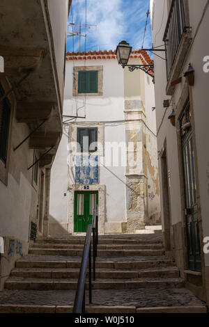 Azulejos céramique photo au-dessus d'une porte dans le quartier Alfama, Lisbonne, Portugal Banque D'Images