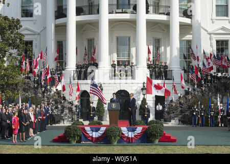 Le président des États-Unis, Barack Obama, à l'écoute que le premier ministre du Canada, Justin Trudeau fait ses remarques au cours de cérémonie officielle de bienvenue pour la visite d'État du premier ministre canadien sur la pelouse Sud de la Maison Blanche à Washington, DC Le 10 mars 2016. Photo de Pat Benic/UPI Banque D'Images