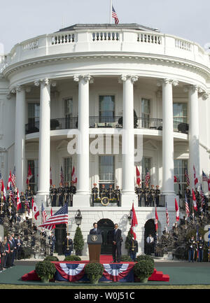 Le président des États-Unis, Barack Obama, à l'écoute que le premier ministre du Canada, Justin Trudeau fait ses remarques au cours de cérémonie officielle de bienvenue pour la visite d'État du premier ministre canadien sur la pelouse Sud de la Maison Blanche à Washington, DC Le 10 mars 2016. Photo de Pat Benic/UPI Banque D'Images