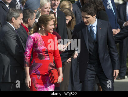 Le premier ministre du Canada, Justin Trudeau escorts son épouse Sophie à sa place au cours de cérémonie officielle de bienvenue pour la visite d'État du premier ministre canadien sur la pelouse Sud de la Maison Blanche à Washington, DC Le 10 mars 2016. Photo de Pat Benic/UPI Banque D'Images