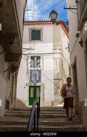 Femme descendant des escaliers, Lisbonne, Portugal Banque D'Images