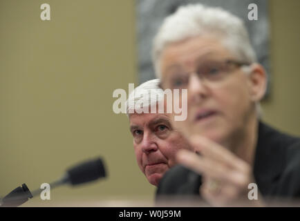 Michigan Gov. Rick Snyder écoute l'administrateur de l'EPA Gina McCarthy témoigne à la Chambre sur la réforme de l'administration et de surveillance sur l'audience du Comité sur la protection de l'administration de l'Agence de la Loi sur l'eau potable à Flint, Michigan, sur la colline du Capitole à Washington DC, le 17 mars 2016. Photo par Molly Riley/UPI Banque D'Images