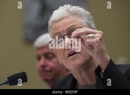 Michigan Gov. Rick Snyder écoute l'administrateur de l'EPA Gina McCarthy témoigne à la Chambre sur la réforme de l'administration et de surveillance sur l'audience du Comité sur la protection de l'administration de l'Agence de la Loi sur l'eau potable à Flint, Michigan, sur la colline du Capitole à Washington DC, le 17 mars 2016. Photo par Molly Riley/UPI Banque D'Images