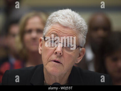 L'administrateur de l'EPA, Gina McCarthy témoigne à la Chambre sur la réforme de l'administration et de surveillance sur l'audience du Comité sur la protection de l'administration de l'Agence de la Loi sur l'eau potable à Flint, Michigan, sur la colline du Capitole à Washington DC, le 17 mars 2016. Photo par Molly Riley/UPI Banque D'Images