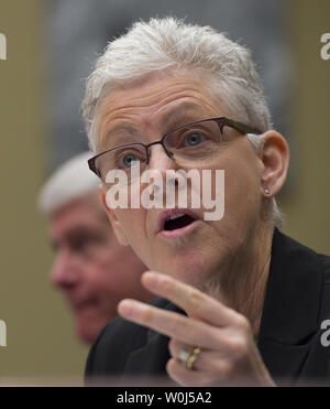 L'administrateur de l'EPA, Gina McCarthy témoigne à la Chambre sur la réforme de l'administration et de surveillance sur l'audience du Comité sur la protection de l'administration de l'Agence de la Loi sur l'eau potable à Flint, Michigan, sur la colline du Capitole à Washington DC, le 17 mars 2016. Photo par Molly Riley/UPI Banque D'Images